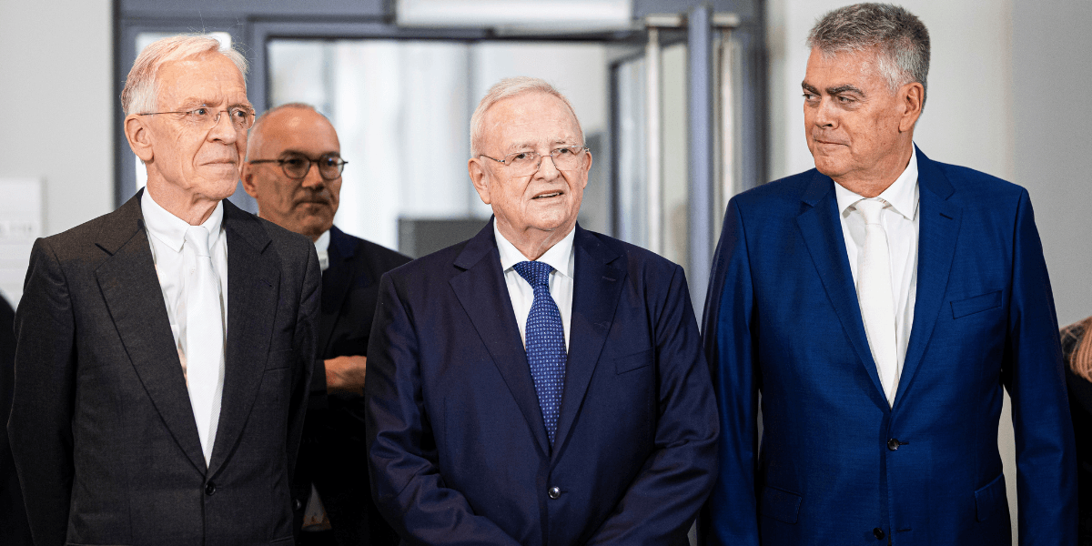 Martin Winterkorn, tidigare styrelseordförande för Volkswagen AG, ger ett pressuttalande bredvid sina försvarsadvokater Kersten von Schenk, till vänster, och Felix D'rr, vid Braunschweigs regionala domstol i Braunschweig, Tyskland, tisdagen den 3 september 2024. (Foto: Moritz Frankenberg/TT)