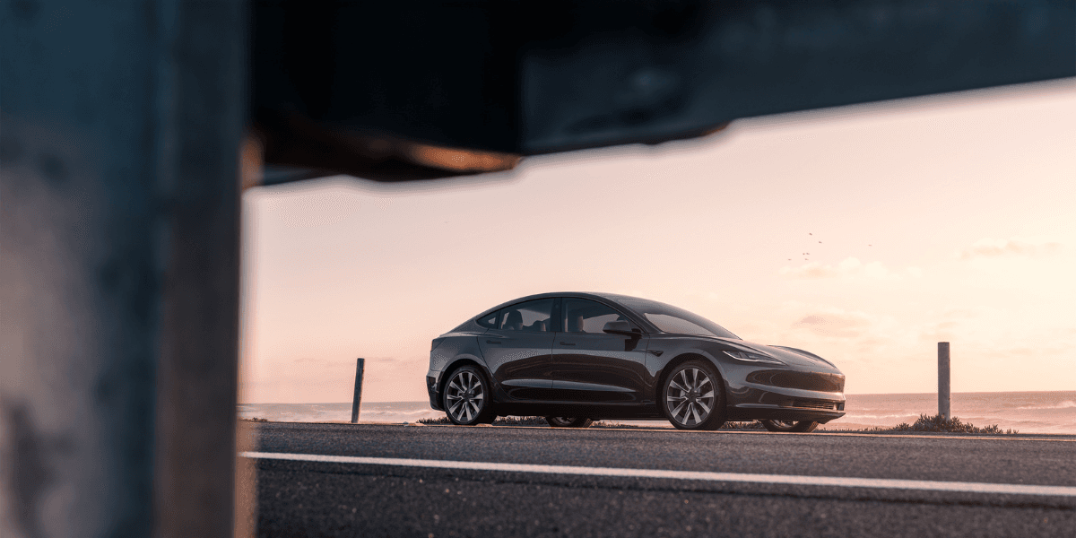 Ska vi verkligen tillåta autopilot när människor inte kan hantera det? Här är tillsynes människan gömd bakom solskydd och tidningar. (Foto: Tesla)