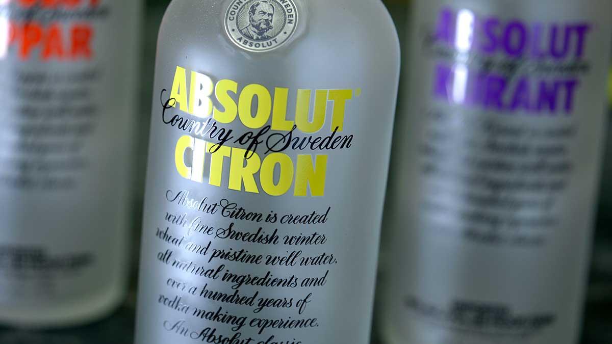 Svag efterfrågan i Kina tynger Absolut-ägaren Pernod Ricard