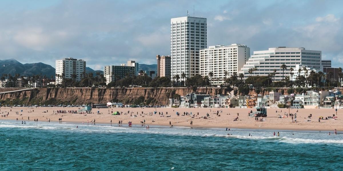 Konstgjorda stränder som Santa Monica Beach i Los Angeles försvinner när erosionen äter upp kustlinjen.