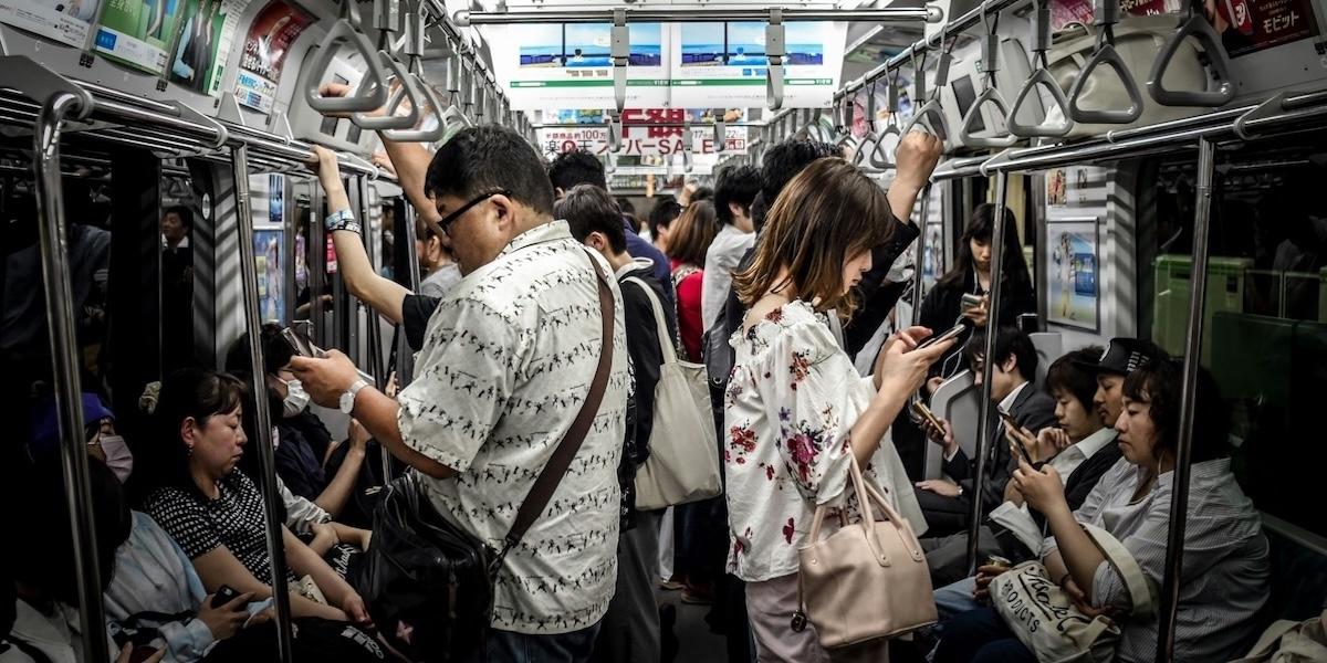 Vi vänder världen ryggen när våra smartphones tar fokus från våra liv.