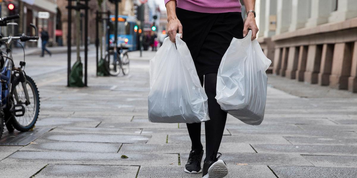 Det har lämnat få konsumenter oberörda. Nu säger vi tack och hej till skatten på plastpåsar.