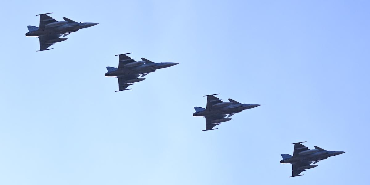 Svenskt försvar utökas. På bilden JAS Gripen. Här i formation under en ceremoni.