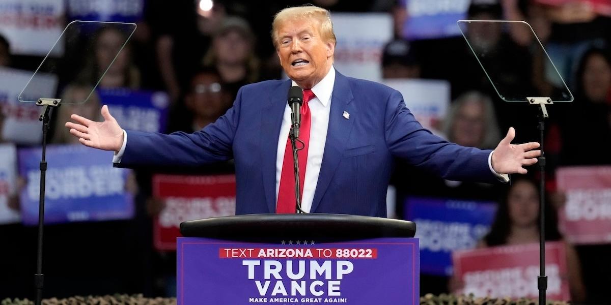 Donald Trump under ett rally i Arizona på söndagen.