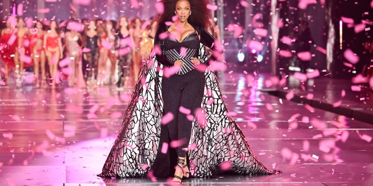 Modellen och skådisen Tyra Banks gick med i tisdagens Victoria's Secret Fashion Show i New York.