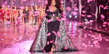 Modellen och skådisen Tyra Banks gick med i tisdagens Victoria's Secret Fashion Show i New York.