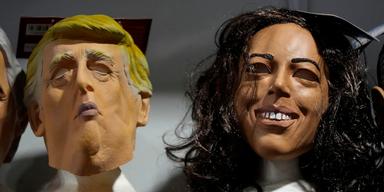 Det höga tonläget mellan Trump och Harris illustreras av dessa två masker