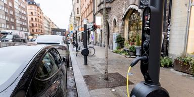 Laddstation i kvarteret. Men hur blir det när den nya EU-lagen träder i kraft nästa år – och vem äger ansvaret?