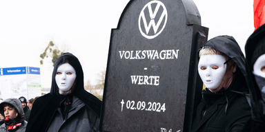 Under torsdagens löneförhandlingar mellan Volkswagen och IG Metall samlades Volkswagenanställda för att demonstrera utanför Volkswagen Arena i Wolfsburg. (Foto: Alicia Windzio/TT)