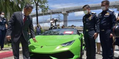 Thailändsk polis visar stolt upp den Lamborghini Huracán Spyder fanns med bland de stulna lyxbilarna.