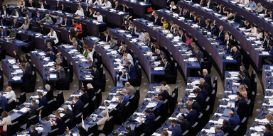 EU-parlamentet i Strasbourg röstade om den nya AI-lagen. Lagen, som är den första i sitt slag, syftar till att reglera användningen av artificiell intelligens inom EU. (Foto: Jean-Francois Badias/TT)