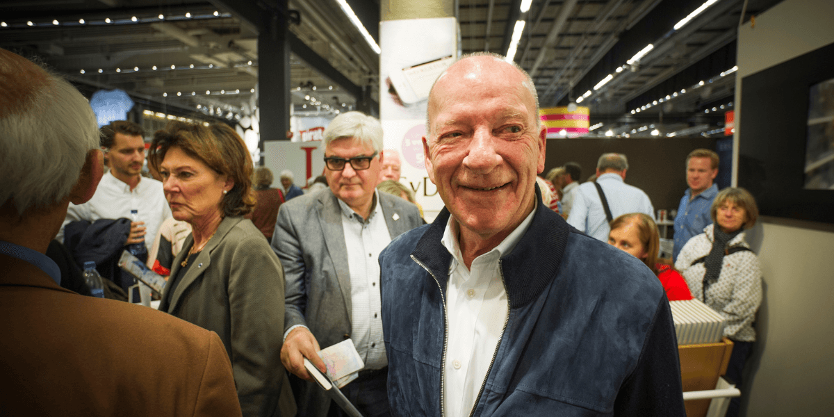 Pehr G Gyllenhammar besöker SvD-montern på bokmässan i Göteborg 2014. Gyllenhammar var då aktuell med boken "Oberoende är stark". (Foto: Staffan Löwstedt / SvD / TT)