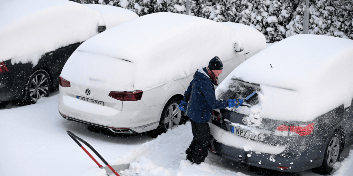 Gör inget dumt i vinter. Damma av snön, skrapa rutorna och ha rätt däck. Det är inte svårare än så. (Foto: Janerik Henriksson/TT)