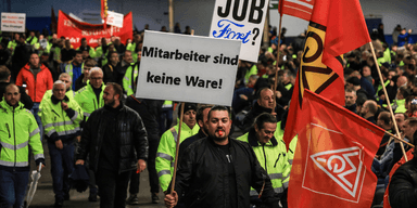 En anställd på Ford i Köln visar sitt missnöje med företagets nedskärningsplaner. Protesterna kommer efter att Ford aviserat kraftiga nedskärningar i Köln, vilket hotar att radera ut stora delar av utvecklingsavdelningen. (Foto: Oliver Berg/TT)