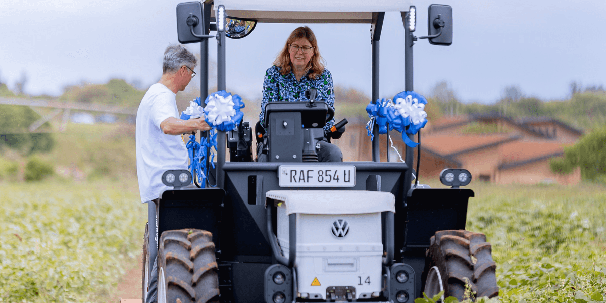 Eldrivna traktorer med utbytbara batterier är den senaste grejen i Rwanda. Allt tack vare Volkswagen. (Foto: Volkswagen)