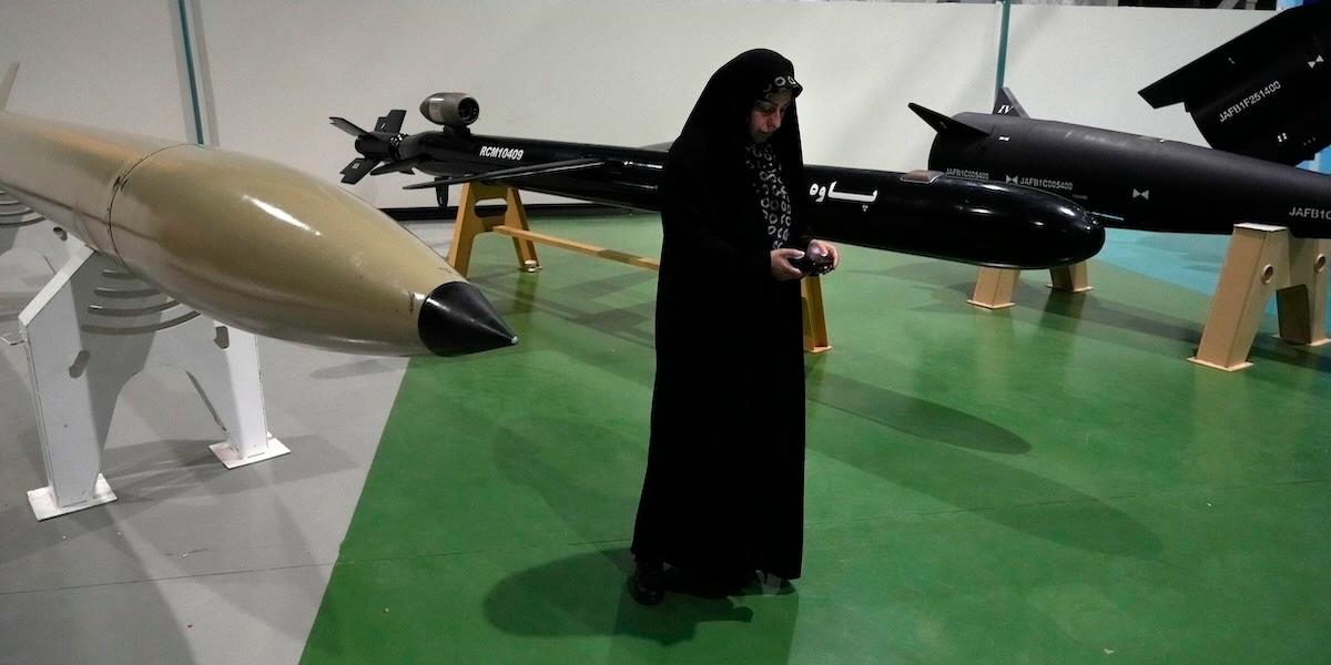 Iran har enligt uppgifter tillräckligt med uran för att tillverka flera atombomber. Samtidigt vill landet ha bättre relationer med väst.