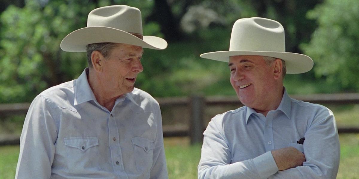 President Ronald Reagan hade ångest kring pengar. På bilden synd han tillsammans med Sovjetledaren Mikhail Gorbatjov.