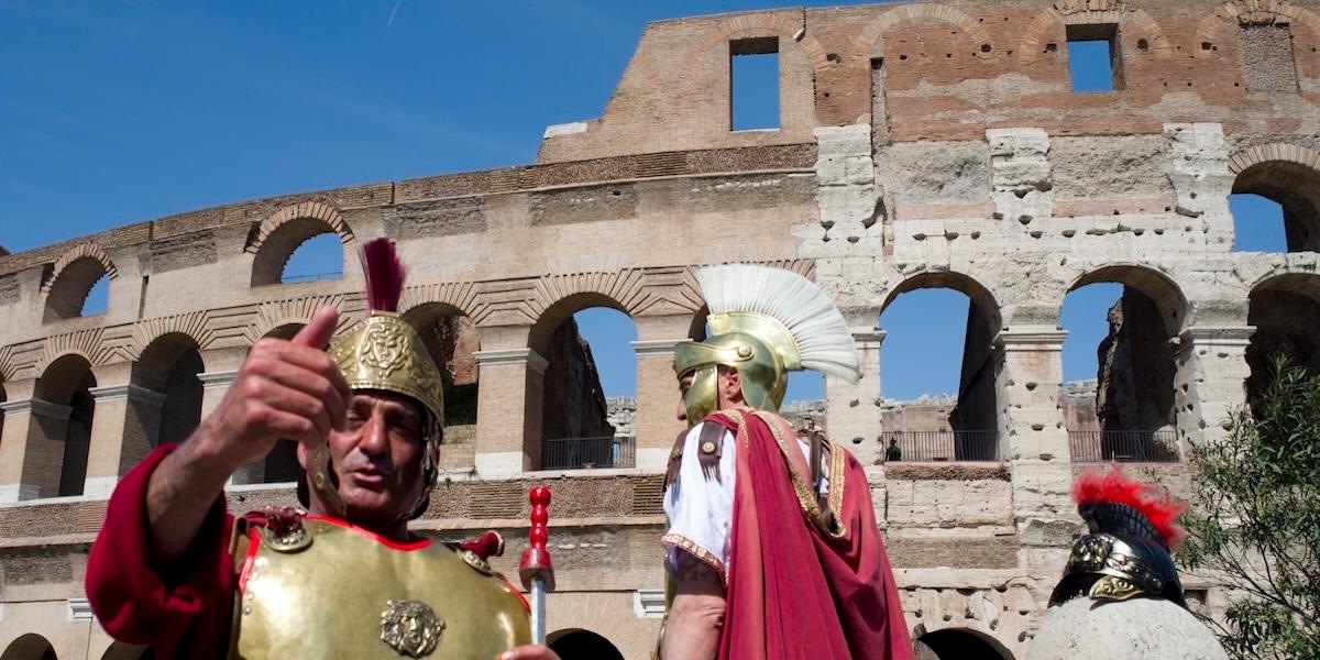 Nu ska gladiatorspel hållas på Colosseum. På bilden syns några utklädda gladiatorer vid Roms populära sevärdhet.