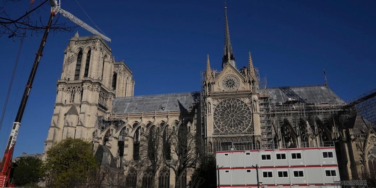 Många besökare kommer till Paris för att besöka Notre-Dame som nu öppnar igen.