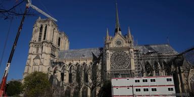 Många besökare kommer till Paris för att besöka Notre-Dame som nu öppnar igen.