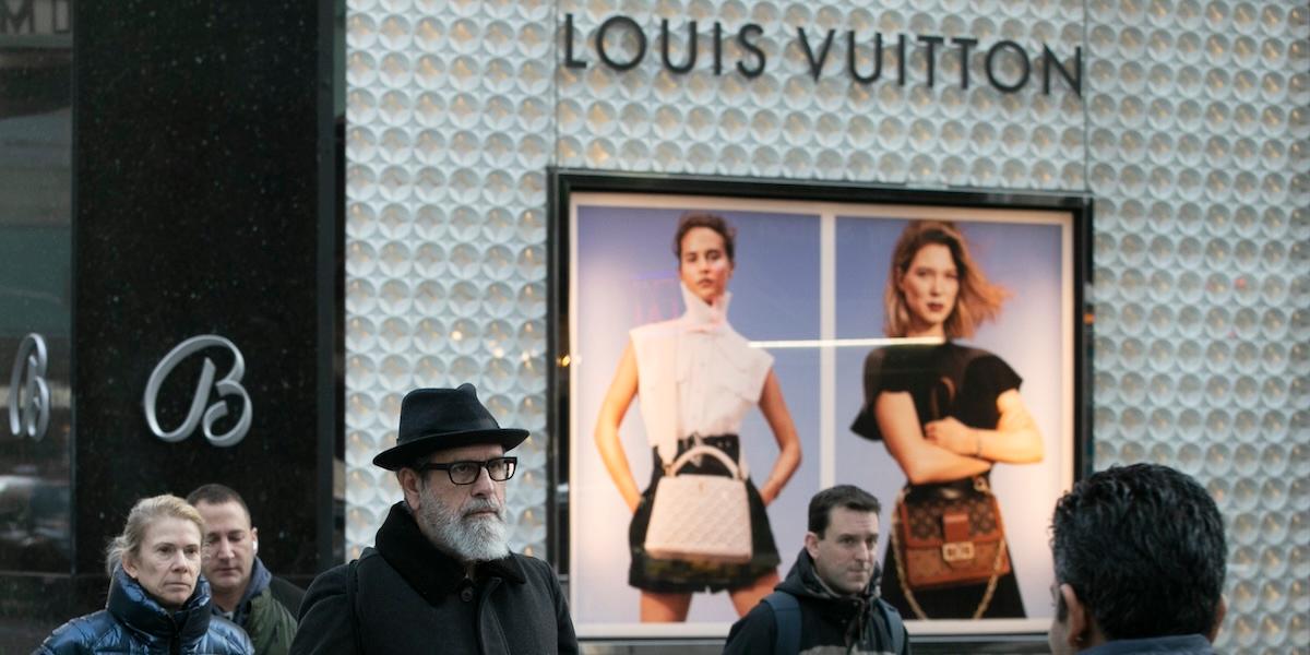 Kunderna rasar mot lyxföretag som LVMH som äger varumärken som Louis Vuitton och Christian Dior.