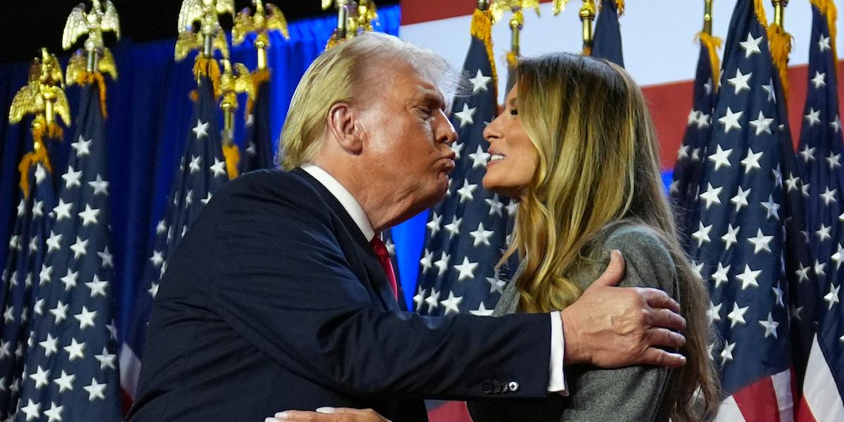 Segerkyssen mellan USA:s blivande president Donald Trump och hans fru, Melania Trump.