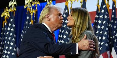 Segerkyssen mellan USA:s blivande president Donald Trump och hans fru, Melania Trump.