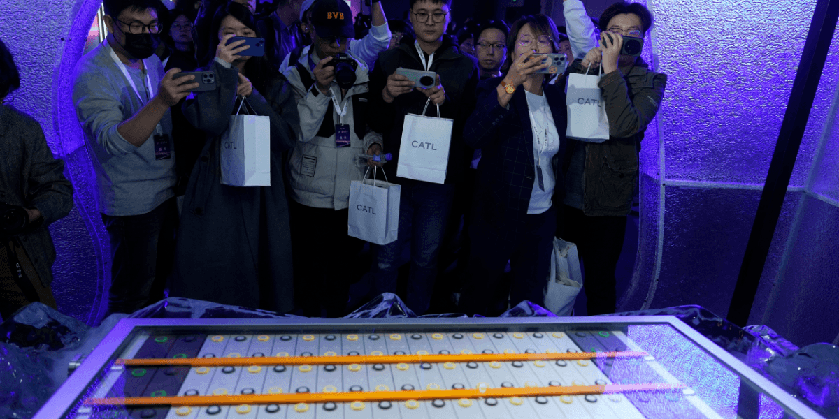 Journalister fotograferar ivrigt CATL:s nya Freevoy Super Hybrid-batteri under lanseringseventet i Peking. (Foto: Ng Han Guan/TT)