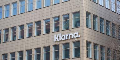 Kampen om Klarna hårdnar. Nu gör Stockholmsbörsen en sista minuten ändring av reglerna för dubbelnotering för att locka betaljätten till svenska börsen.