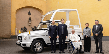 Påven stolt framför hans nya Mercedes. (Foto: Mercedes)