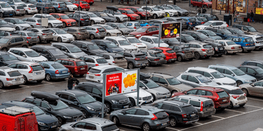 Backa in och tänkt strategiskt när du ska parkera i julruschen. (Foto: Claudio Bresciani / TT)