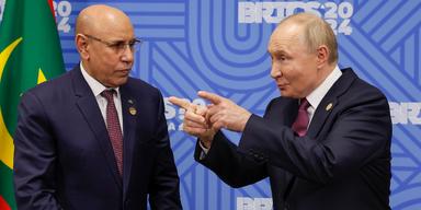 Vladimir Putin försöker knyta nya kontakter utanför USA och dollarn, som här med Mauretaniens president Mohamed Ould Ghazouani.