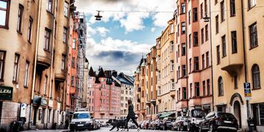 Flera bostadsrättsföreningar protesterar mot kraftigt höjda markhyror som måste läggas på de boende.