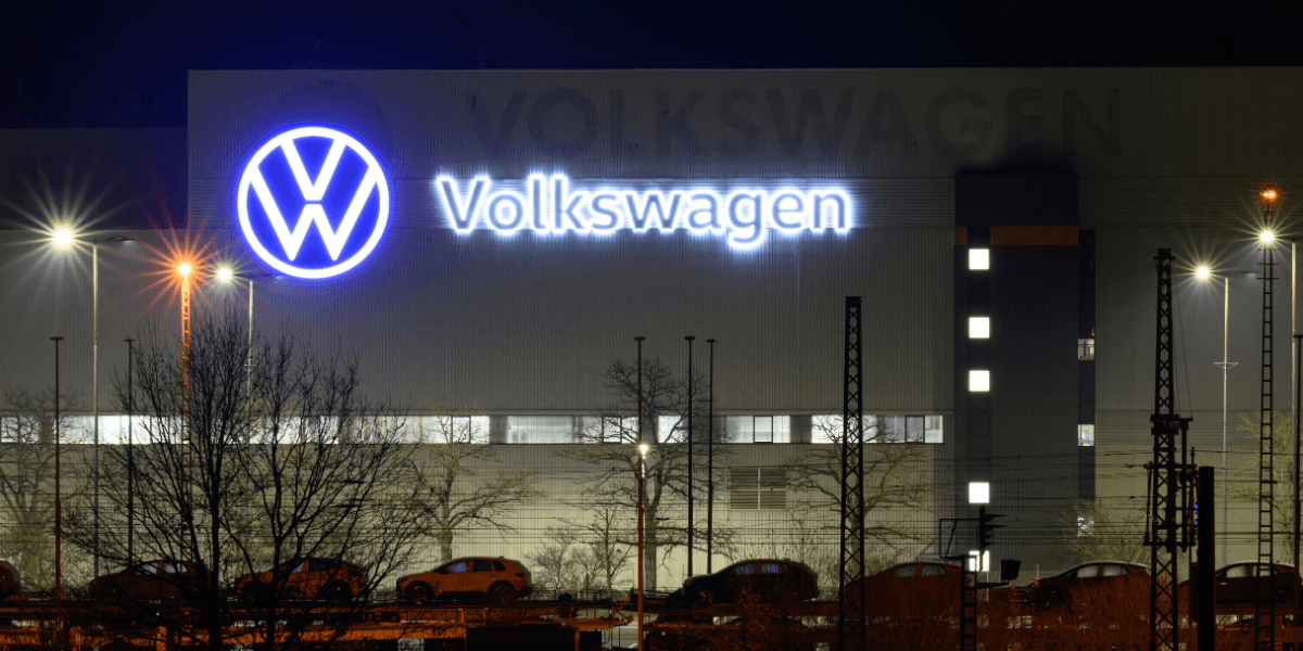 Det blir ett tungt 2025 för Volkswagen som väntas få rekordböter. (Foto: Hendrik Schmidt(AP/TT)