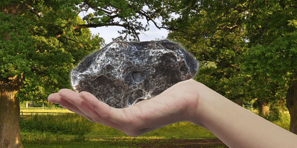 Hand som håller meteorit