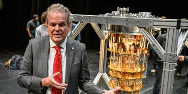 Curtis Priem, medgrundare av Nvidia visar upp IBM:s Quantum System One hösten 2023.