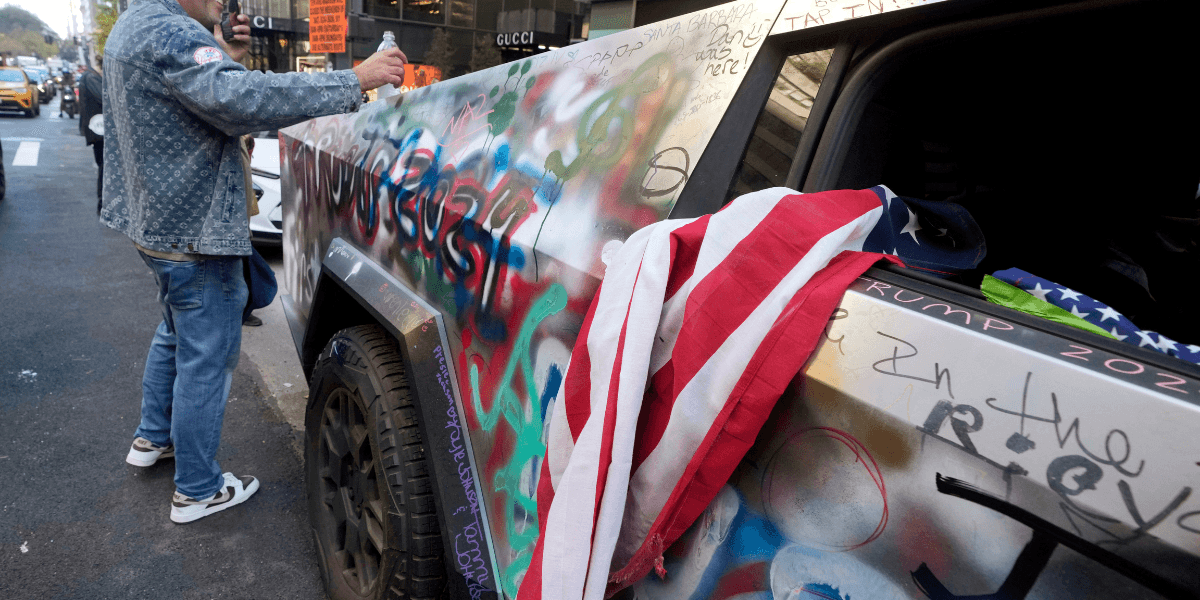 Bilen på bilden är inte relaterad till händelserna i texten men symbolisk. (Foto: Richard Drew/AP/TT)