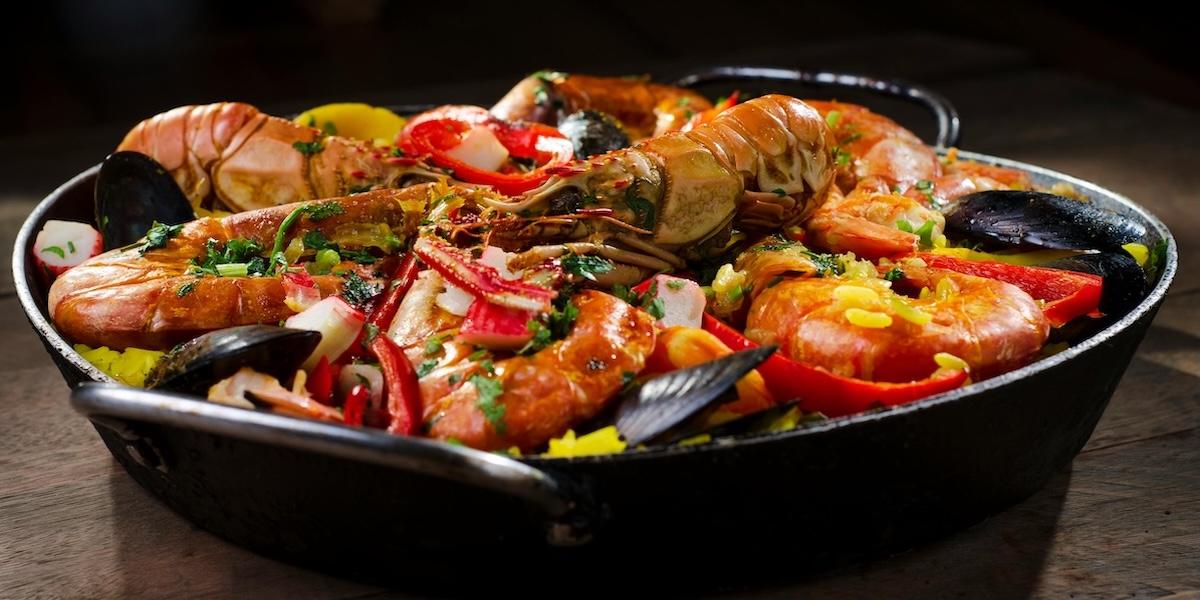 Spanien lockar rekordmånga internationella besökare, där många vill ha en paella till lunch.