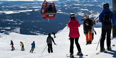 Till Åre lockas unga säsongsjobbare varje vinter för att hålla fjällens skidmaskineri igång. För många av säsongsjobbarna på Skistar är det inte främst på grund av lönen.