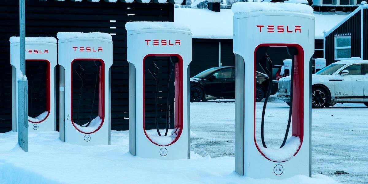 Det är frostigt läge som gäller för Tesla efter den senaste rapporten. Meta gasar dock på.