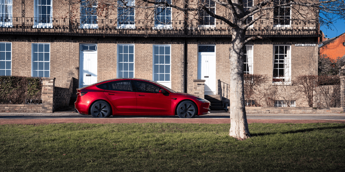 Tesla model 3 verkar få lite väl många underkända betyg vid besiktningen. (Foto: Tesla)