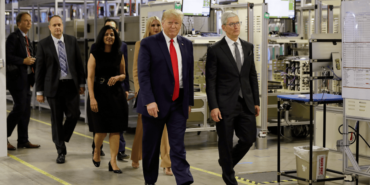 Donald Trump vill peta i allt, nu är det Apples mångfald som ska upphävas. (Foto: Evan Vucci/AP/TT)