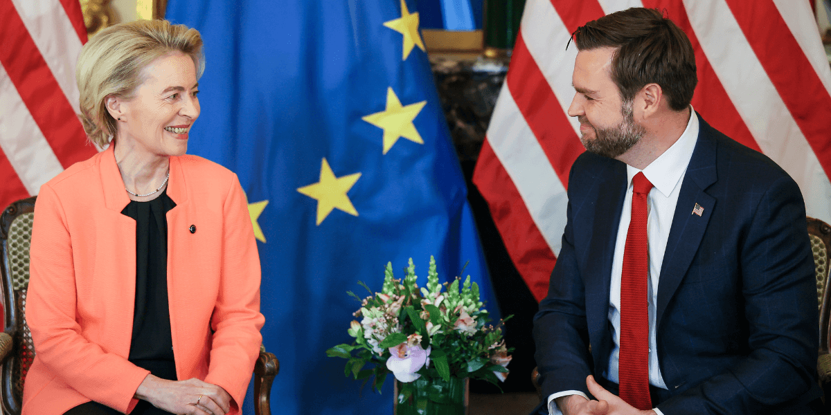 USA:s vicepresident JD Vance, till höger, poserar med EU-kommissionens ordförande Ursula von der Leyen under ett bilateralt möte på Élyséepalatset. (Foto: Thomas Padilla /AP/TT)