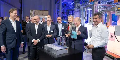 Förbundskansler Olaf Scholz och Mercedes-Benz vd Ola Källenius inviger batteriåtervinningsfabriken i Kuppenheim. (Foto: Mercedes-Benz)