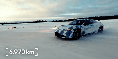 Skönt jobb. Instruktören Jens Richter slog rekord i drifting med elbil. (Foto: Porsche Youtube)