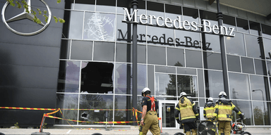 Ungefär så här är väl den allmänna känslan för Mercedes-Benz just nu. Fotot är taget i Stockholm när deras lokal brann. (Foto: Oscar Olsson/TT)