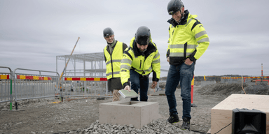 Officiell byggstart för Volvo och Northvolts nya batterifabrik i Torslanda. Jim Rowan Vd Volvo Cars, Adrian Clarke Vd Novo Energy och Peter Carlsson Vd Northvolt. (Foto: Björn Larsson Rosvall / TT)