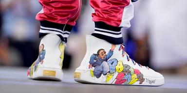 Trendiga sneakers drar upp skoförsäljningen, och det är kändisar som Snoop Dogg på bilden som ökar intresset.