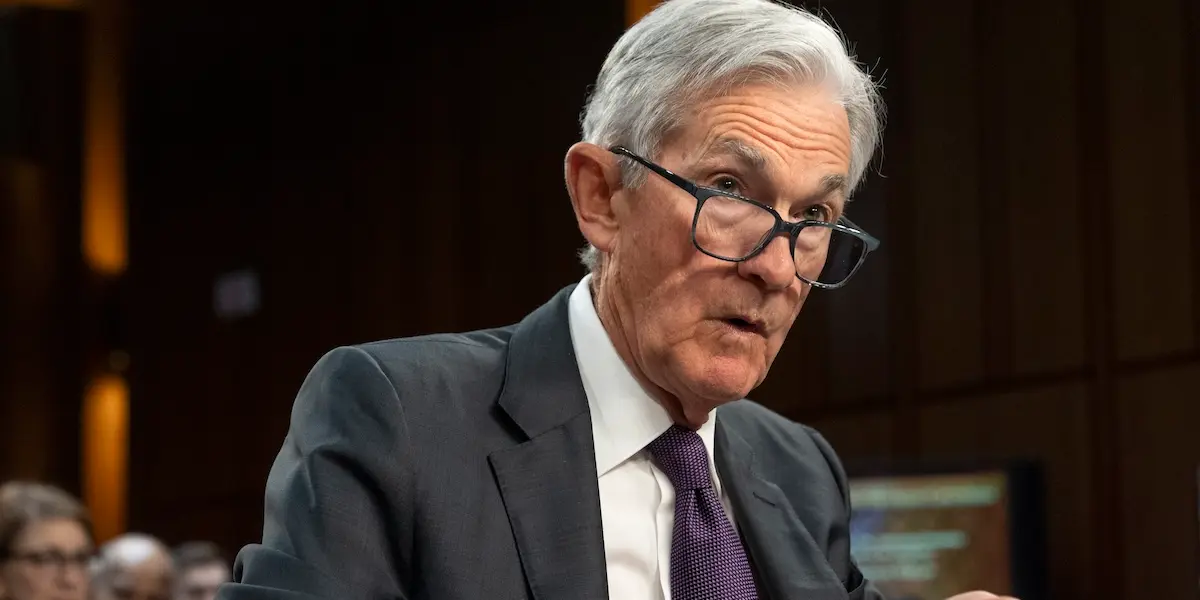 Federal Reserves chef Jerome Powell tonade ner förväntningarna på räntesänkningar, vilket fick guldpriset att falla från rekordnivåer. (Foto: Jacquelyn Martin/TT)