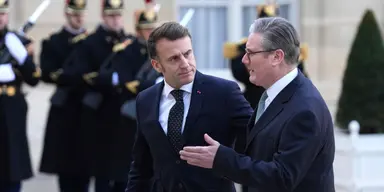 Keir Starmer och Frankrikes president Emmanuel Macron reser under de kommande dagarna till Washington